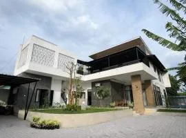 Spacious Tropical Villa with Pool and Bfast