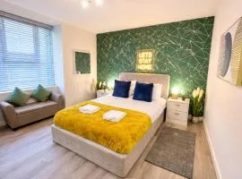 Spacious One Bedroom Apartment - With Parking and WiFi - Town Centre Location - Gated Access - Walk to Beach!