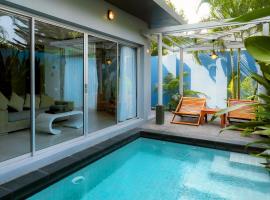 Villa Sonata Phuket, hotel v destinaci Chalong