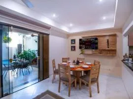 Great 2BR Apt with POOL BBQ and Free Parking