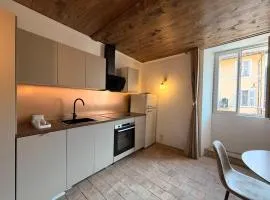 Studio 3 personnes maximum avec 1 grand lit et un couchage 1 place entièrement rénové dans un joli village au cour de la nature