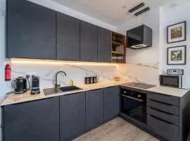 Modern 2 En-Suite Bedrooms Worcester, Free Parking