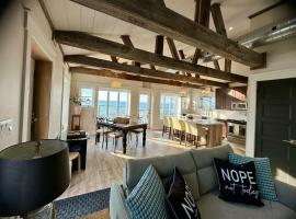 Waterfront Beach House Deck, BBQ & Private Beach, hôtel à Cayuga