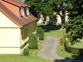 Gut-Rattelvitz-Galerie-E-hochwertig-Sauna-Kamin-eTankstelle-Spielscheune-15-000qm-Park-Land