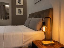 Luxury Suites with KING-SIZED bed, hotel v Soluni