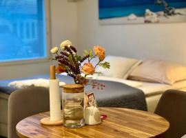 Cozy studio near Helsinki-Vantaa Airport, hotel a Vantaa