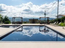 Casa com Piscinas Sauna e Playground em Escarpas