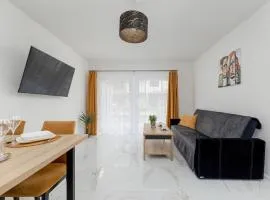Nadmorski Apartament z Tarasem, Ogródkiem i Parkingiem Blisko Plaży by Noclegi Renters