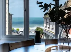Sea View Apartment Sleeps 6 Central Newquay 100m to Beach