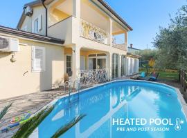 Holiday House with Private Pool Villa Seabird, מלון בRošini