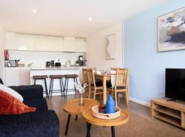 Fistral Beach Apartment Sleeps 6 Parking Walk to Beach