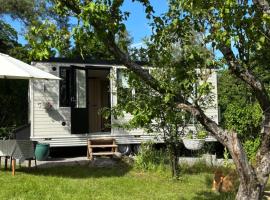 Solhem - Tiny Home with Sauna on Wheels, Hotel in Raseborg