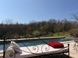 Logement entier de charme, gite équestre GERS Flamarens – hotel w mieście Flamarens