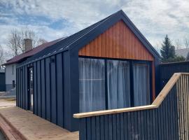 Trijų namelių uostas, ξενοδοχείο σε Dreverna