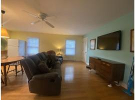 Cozy In-Law Suite Near York Beaches, Hotel in York