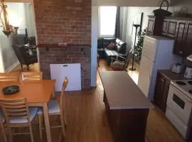 Downtown Apt 5 Private Deck Queens Road
