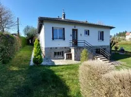 Gîte 6 pers jardin clos proche plage et lac Cantal