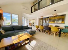 Villa design lumineuse, grands espaces, jusqu'à 10 pers