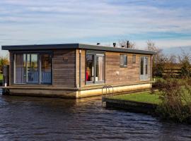 Woonboot Sweltsje, vakantiehuis in Earnewâld