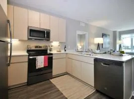 Stylish 2BR Condo near Downtown & U of M