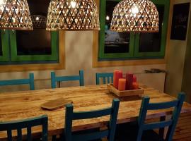 Balistyle guesthouse incl Jacuzzi near Amsterdam and Schiphol, hotelli kohteessa Vijfhuizen