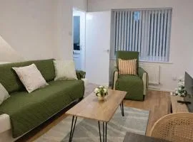 2 Bed Home - Parking for 2 Wifi & Garden