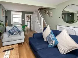 Central & Quiet Georgian House with Sunny Patio