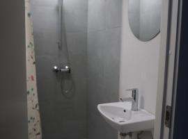 Værelse tæt på strand og by, Hotel in Hirtshals