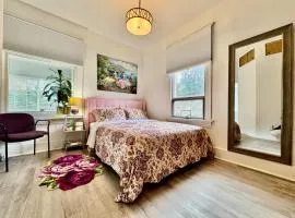 Seattle 2nd Floor House with 2 Queen Bedrooms and Extra Sofa Bed Located 10 minutes from SeaTac Airport and 20 minutes from Downtown