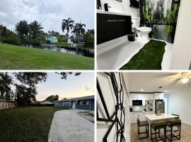 2 bed Lake House in Lantana 3 MI to Beach NO FEES، فندق في أتلانتيس