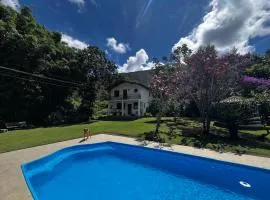 Casa em Friburgo com piscina, lareira, 1 suíte e 1 quarto