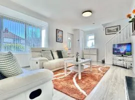 Modern 3 Bedroom Home 4 Beds Private Parking