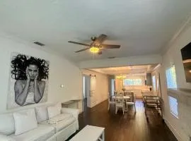 Charming 3bd in popular Flamingo Park incredible location