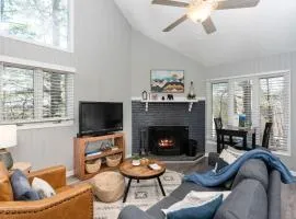 Pet-Friendly Retreat Walk to Slopes & Village