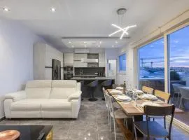 Gorgeous three-bedroom penthouse triplex & hot tub