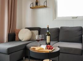 Knusse stacaravan op gezellige familiecamping!, hotel i Diffelen