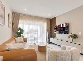Luxurious Fourways 2-Bed Apt 2nd floor - Pool, Gym, Near Fourways Mall, Montecasino & Lanseria Airport