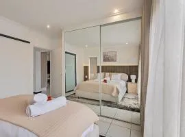 Fourways Luxe Escape, Luxury 2 Bed, 2 Bath, Pool, Gym, Backup Power