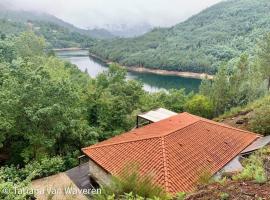 Sorte do Jugo - Lakeside cottage with private beach, Hotel in Vieira do Minho