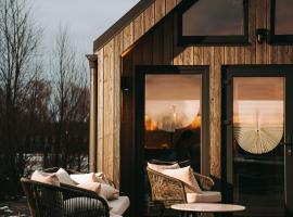 Cozy Cabin in Riga - Sauna Included, Hot Tub 60 EUR, hotel i Riga