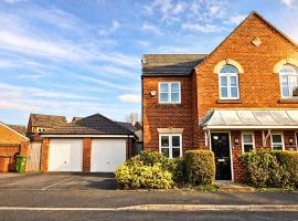 Stylish 3BR Retreat with 6 Beds, Sleeps 7, Parking, Hotel in Hyde