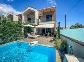 SithoniaRS Luxury Two Floor Maisonette with private Pool & Garden