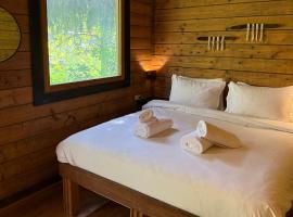 wooden Edge Of The Village, Hotel in Ma'ale Gamla