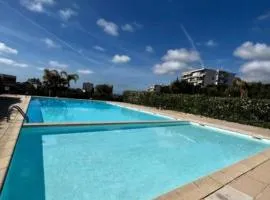 Appartement Familial pour couple avec 2 enfants avec Jardin piscine et parking recharge véhicule électrique