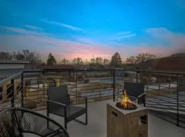 Timber & Tin G 2Bed 2Bath w Pool & Rooftop Deck