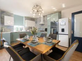 Warden Home-9 Guests-4 bedrooms-Near Etihad Stadium & CO-OP Arena-100 - near Train Station & Bus Station