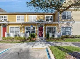 Snowbird-friendly condo near Disney and Orlando with outdoor pool, fast WiFi, W/D