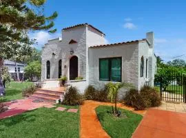 Spanish style home with lake view, fire pit and wifi