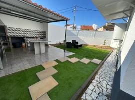 Casa na Charneca da Caparica com Espaço Exterior โรงแรมในชาร์เนกา