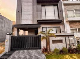 Luxury Full House in DHA Phase 6 Lahore Near Raya Dolmen Mall and PKLI, Hotel in Lahore